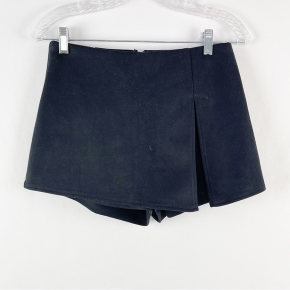 SEEK The Label Black Faux Suede Black Skort Mini Shorts Skirt Front Slit Size S - Picture 1 of 5